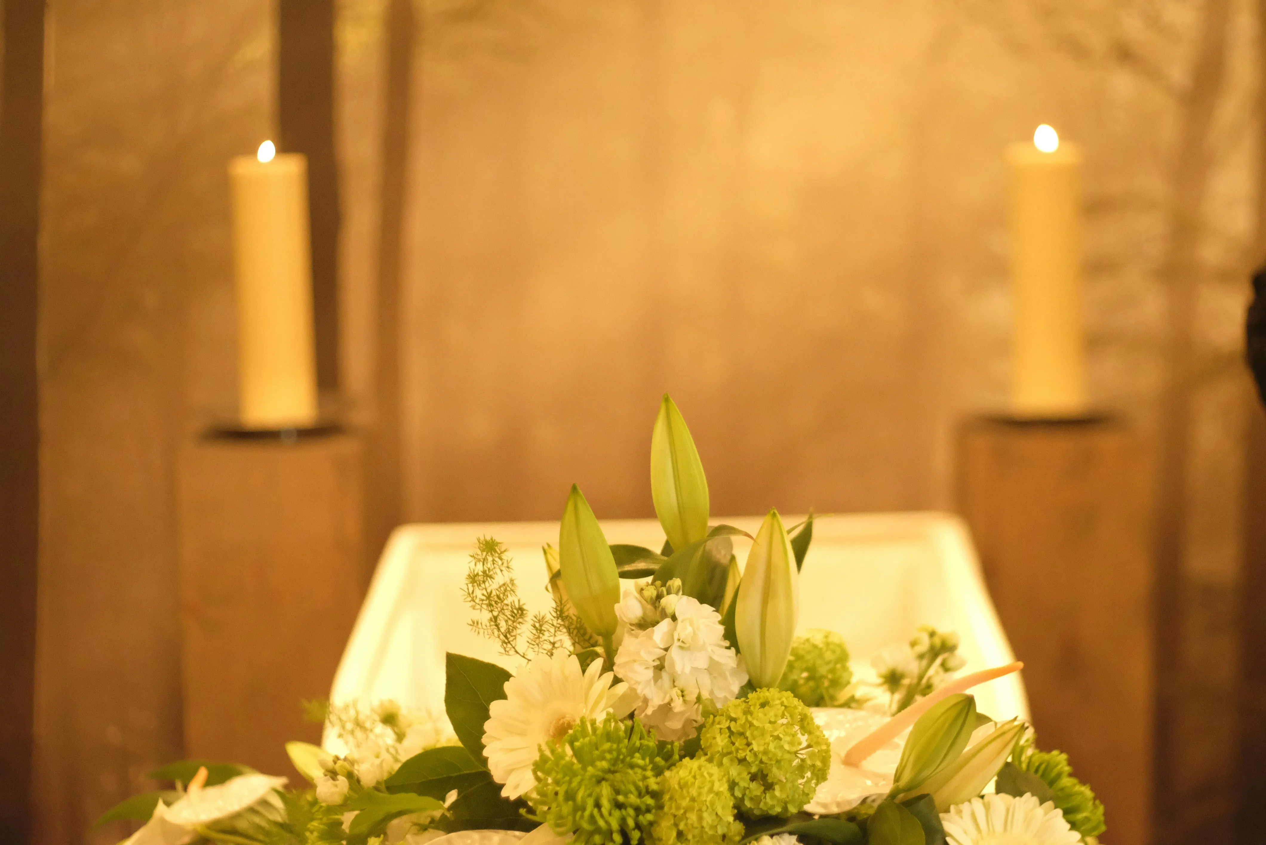 Composition florale et bougies lors d'une cérémonie d'hommage dans la région lilloise